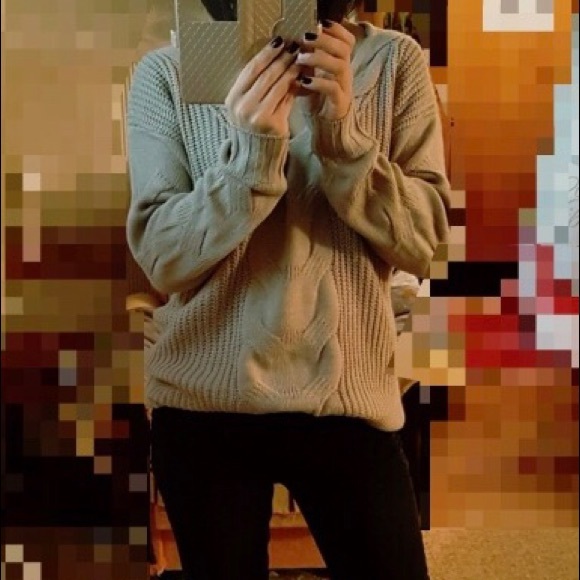 ✨Mocha Colored V-Neck Chunky Cable Knit Sweater✨ - Picture 5 of 5